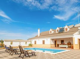 7 Bedroom Awesome Home In Lucena，位于卢塞纳的酒店