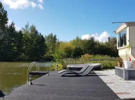 Carafun met buitenbad aan het water