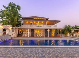 StayVista's Lake La Vie - Tranquil Lake-View Villa Amidst Farmland with Pool and Poolside Gazebo - Proximity to Sula，位于纳西克的酒店