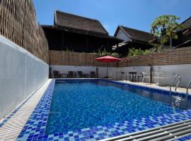 Little Friendly Guest House and Swimming Pool，位于琅勃拉邦的酒店