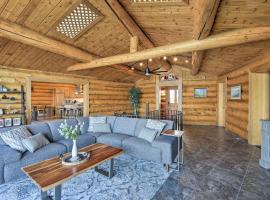 Fairbanks Log Cabin with Waterfront Deck and Views!，位于费尔班克斯国际机场 - FAI附近的酒店