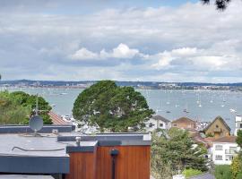 Luxury 3bd penthouse with roof terrace and hot tub，位于Canford Cliffs的公寓
