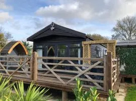 Peaceful Holiday Lodge with Hot Tub