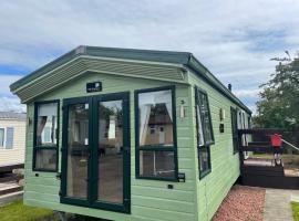 2-Bedroom Caravan Located in Uddingston, Glasgow at Maryville Caravan Site，位于阿丁斯顿的酒店