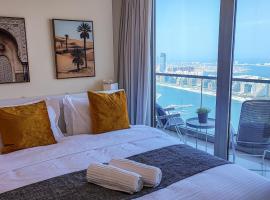 Exquisite, luxe 1BD Apartment, Unparalleled Sea Views, Prime Dubai Marina Location & Full Kitchen by "La Buena Vida Holiday Homes，位于迪拜MBC Group附近的酒店