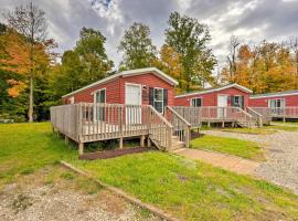 Cassopolis Cabin, Private Deck and Lake Access!，位于Cassopolis的酒店