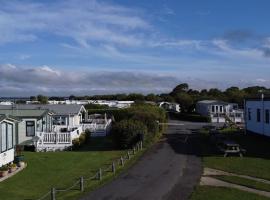 2 bedroom static caravan on quiet park near Caernarfon & Snowdonia，位于卡纳芬的酒店