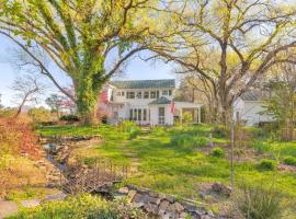 Huge Farmhouse with Heated Pool for Vacations and Retreats，位于Roseland的酒店