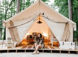 Timberline Glamping at Unicoi State Park，位于海伦的酒店