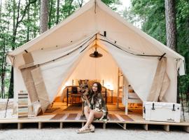 Timberline Glamping at Unicoi State Park，位于海伦的豪华帐篷营地