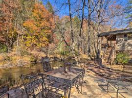 Creekside Retreat with Deck, 18 Miles to Wolf Ridge，位于Weaverville的酒店