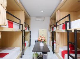 RedDoorz Hostel near Lawang Sewu Semarang，位于Kalibanteng-lor的酒店