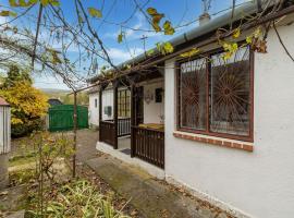 Cosy holiday home near Basilica，位于Ipolydamásd的酒店