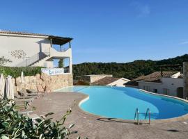 Residence con piscina a 4 km da Baja Sardinia，位于Cala Bitta的酒店