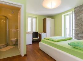 Villa Ajda - Green room，位于奥米沙利的公寓