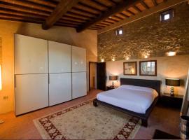 Room in BB - L Agriturismo Sottototno located in the heart of Tuscan nature，位于卡尔米尼亚诺的酒店