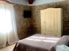 Room in BB - Alessio room overlooking the vineyards of Tuscany，位于卡尔米尼亚诺的酒店