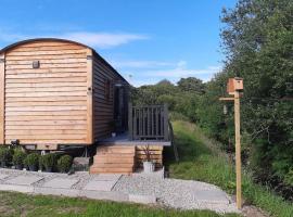 Shepherds Hut with hot tub on Anglesey North Wales，位于Gwalchmai的度假屋