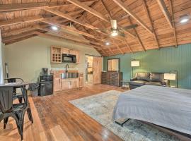 Cassopolis The Cabin Retreat Lake Access!，位于Cassopolis的酒店