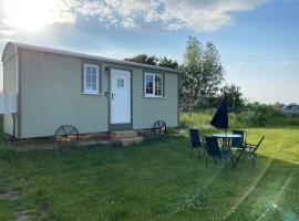 Beautiful 1 Bed Shepherd Hut in Warwickshire，位于沃里克沃尔顿庄园附近的酒店