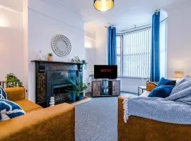Spacious 3-Bed house in Stoke by 53 Degrees Property, Ideal for Long Stays, FREE Parking - Sleeps 6