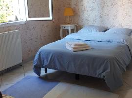 Chambre et sdb privées avec accès indépendant et autonome，位于圣埃尔布兰的酒店
