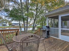 3 Mi to Bethany Beach Gem with Deck and Pool Access，位于欧申维尤的酒店
