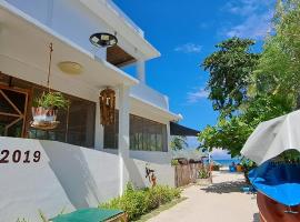 In Dai Aquasports and Beach Resort，位于班塔延岛的海滩酒店