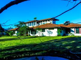 Two Acre Private Costa Rican Villa Volcano Views Gym Hot Tub，位于阿特纳斯的度假屋