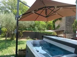 Chambres d'hôtes & jacuzzi - A l'ombre des amandiers
