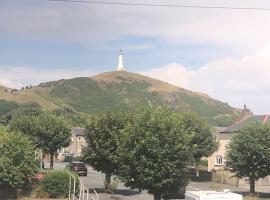 Ulverston first floor apartment with roof terrace，位于阿尔弗斯顿的酒店