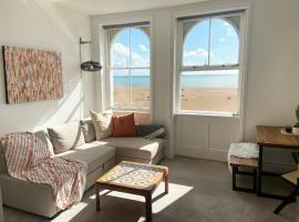 Spacious 2BD Flat with Stunning Views Folkestone，位于福克斯通的海滩短租房