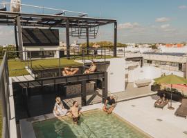 Caleta Hostel Rooftop & Pool，位于坎昆的青旅