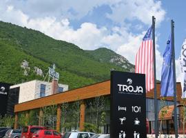 Hotel TROJA，位于Istok的酒店