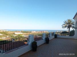 Bonitas vistas al mar y terrazas Villa Barbel，位于托罗克斯科斯塔的酒店
