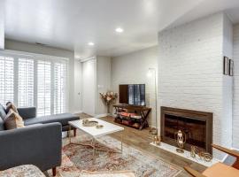 Charming & Bright Multilevel Townhome with Parking，位于芝加哥的酒店