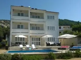 Apartments Markle - swimming pool and sunbeds