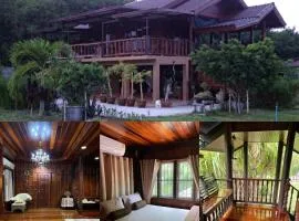 Traditional Thai house บ้านเรือนไทย ใกล้หาดระยอง