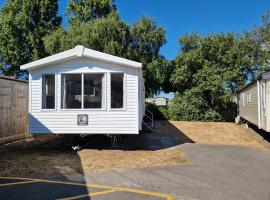 Seaside 6-Person Caravan at Rockley Park，位于浦耳的酒店