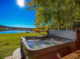 Pagosa Lakefront Home with Hot Tub, AandC, and Canoe!，位于帕戈萨斯普林斯的酒店