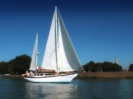 Classic sailing ship in center of Enkhuizen!，位于恩克赫伊曾的酒店