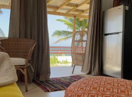 Casita Del Mar Oceanfront Romantic Retreat In Islote，位于阿雷西博Arecibo Lighthouse & Historical Park附近的酒店