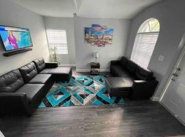 “La Casita” Beautiful home in the heart of Miami !，位于迈阿密的酒店