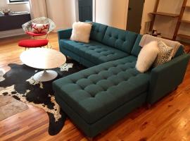 Walk to Lincoln Park, North Avenue Beach, and Second City! Lovely Old Town Charm! condo，位于芝加哥的酒店