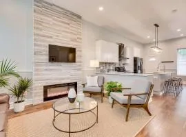 Private Deck and Backyard Perfect for Your Entire Group! Walk to the United Center home