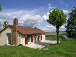 Maison rénovée avec grand jardin, accès rivière, cheminée et tout confort à Monétay-sur-Allier - FR-1-489-110，位于Monétay-sur-Allier的酒店