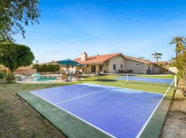 Cheerful villa with Pool, Spa, & Private Pickleball Court!，位于百慕大沙丘的酒店