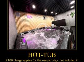 Penthouse Style Luxury 2 Bedroom House has Hot-Tub, extra fees apply，位于伯明翰的别墅