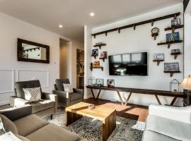 Converted Store Front Home Lets You Live Like a Local in the Heart of it All! condo，位于芝加哥的酒店
