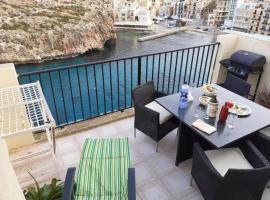Seafront Penthouse with Terrace in Xlendi, Gozo，位于克伦蒂的度假短租房